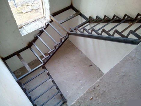 Металлический каркас для лестниц 